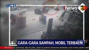Gara-Gara Sampah, Mobil di Bekasi Terbalik
