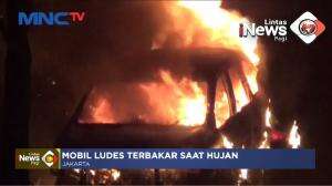 Kebakaran Mobil Saat Hujan