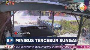 Mobil Minibus Tercebur Sungai