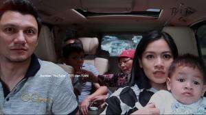 LIburan Ala Titi Kamal dan Keluarga