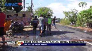 Truk Bermuatan Bahan Kimia Terguling