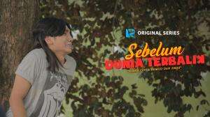 Ucup tidak berani melihat Emme. Emme terus datang dan menggoda Ucup.