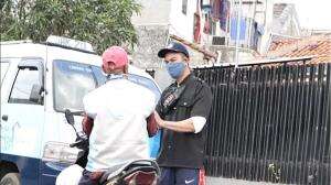 Bapak tukang ojek terkejut diberi uang oleh Baim