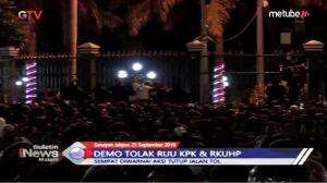 Aksi Panjat Pagar DPR