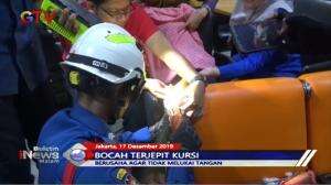 Aksi Damkar Evakuasi Tangan Bocah yang Terjepit Kursi