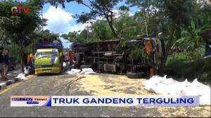 Truk Gandeng Terguling Karena Pecah Ban