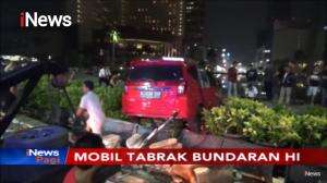 Mobil Nyangkut Di Bundaran HI Jakarta