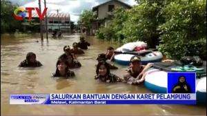 Aksi Heroik Polwan Salurkan Bantuan Dengan Karet Pelampung