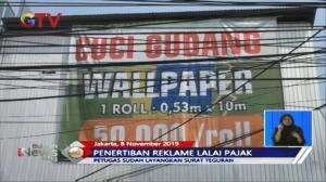 Dicopot! Petugas Lakukan Penertiban Reklame Lalai Pajak