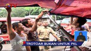 Penertiban Trotoar, Para PKL Bongkar Lapak Sendiri