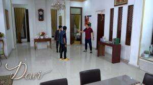 Rumah Fahri dimasukin sekelompok penjahat.