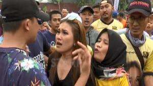 Dukung Tim Kesayangan, Ayu Larut Dalam Emosi