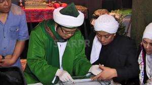 Opick Cuci Rambut Rasulullah Dengan Air Zam Zam