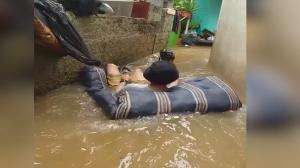 Tak Ada Perahu, Kasurpun Jadi