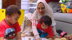 Keseruan April Jasmine Bermain Dengan Ketiga Anaknya
