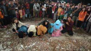 Haru Bahagia Keluarga Ibu Kamsia Melihat Rumahnya