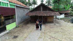 Kondisi Rumah Ibu Kamsia Yang Sudah Kurang Layak