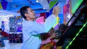 Keluarga Pak Abdullah Senang Berjalan-Jalan