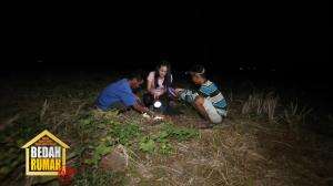 Pak Aji Dan Sang Anak Mencari Jangkrik Di Malam Hari Untuk Menambah Penghasilannya