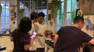 Yuni Shara Asik Memasak Bersama Kedua Putranya