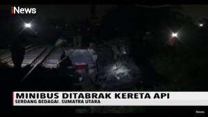 Minibus Ditabrak Kereta Api di Perlintasan Kereta Tanpa Palang Pintu