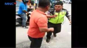 Sempat Viral dengan Video Baku Hantam, Polisi dan Supir Ambulans Berdamai