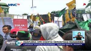 Rapat Paripurna Diiringi Demonstrasi
