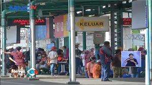 KRL Beroperasi Normal Lagi Warga Jalan - Jalan