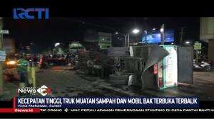 Truk Sampah Terobos Lampu Merah, Mobil Bak Terbuka Terbalik