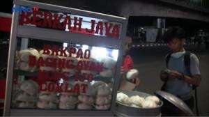 Berkah Penjual Makanan Saat Aksi Massa