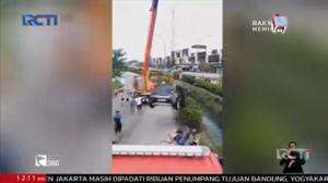 Salah Injak Pedal, Mobil Terjebur