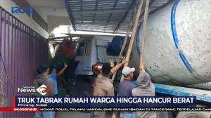 Truk Pengaduk Semen Menabrak Rumah Warga Hingga Rusak Parah