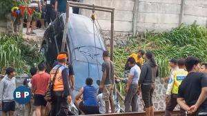 Minibus Terjun ke Perlintasan KA