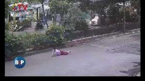 Emak-Emak Dijambret Jatuh Tersungkur