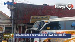 Bus Tabrak Showroom Mobil