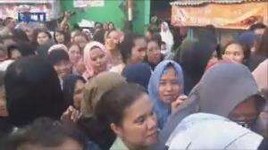 Beras Gratis Diserbu Warga