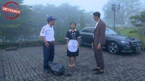 Emang Ada Ya Anting Setengah Gitu?