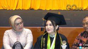 Prilly Latuconsina Wisuda