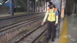 Penumpang KRL Jatuh ke Celah Peron