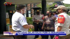 Satuas Petugas Gelar Razia PSBB Sekitar Perumahan di Jakarta
