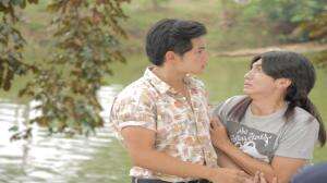 Ucup tiba-tiba datang menghampiri Kemed. Ucup sedang ketakutan dan meminta pertolongan Kemed.