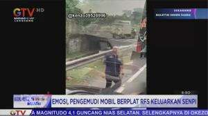 Aksi Koboy Jalanan Pengemudi Mobil