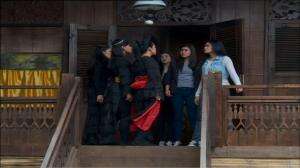 Siapa Yang Mendatangi Para Gadis Ini?