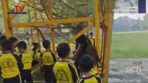 Bocah Terjebak di Menara Panjat Tebing