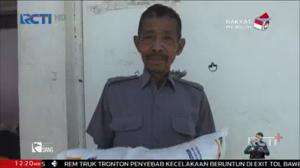 Warga Antre Beras Gratis