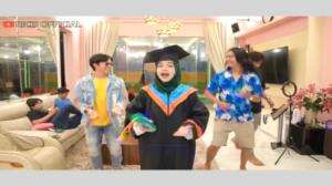 Ria Ricis Bahagia Wisuda dan Lulu S-1