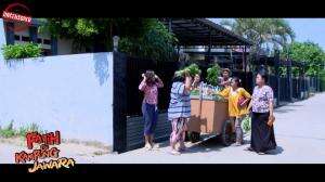 Mpok Rika Ngamuk, Ngacak-ngacak Tukang Sayur