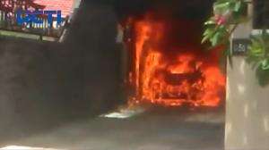 Mobil Mewah Yang Terparkir Dalam Garasi Rumah Hangus Terbakar