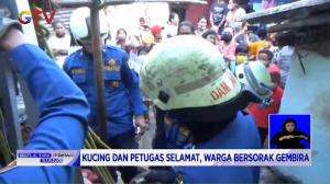 Petugas Damkar Mengevakuasi Seekor Kucing Yang Tercebur Sumur Sedalam 20 Meter