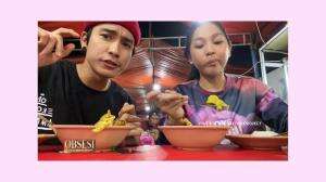 Asyiknya Evan dan Pacar Makan di Kaki Lima